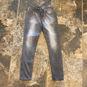 Women’s size 5 Maurices Gray jegging.